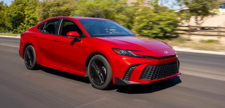 Comprehensive Comparison of Toyota Camry 2025 and BMW 320i 2024