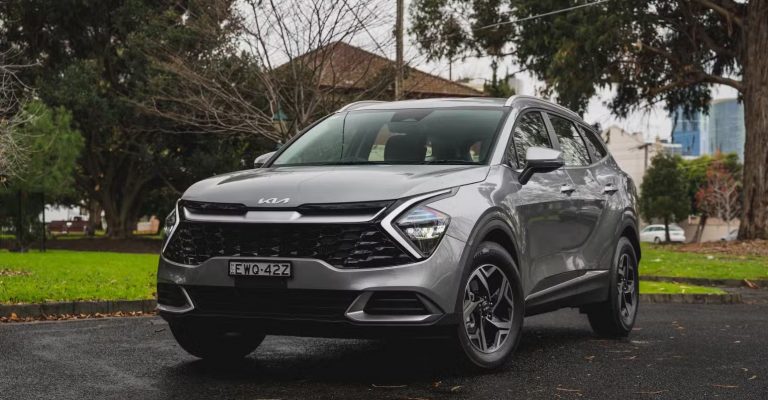 Comprehensive Comparison: Hyundai Tucson 1.6 Turbo vs. Kia Sportage 2.0 Diesel in Vietnam 2024