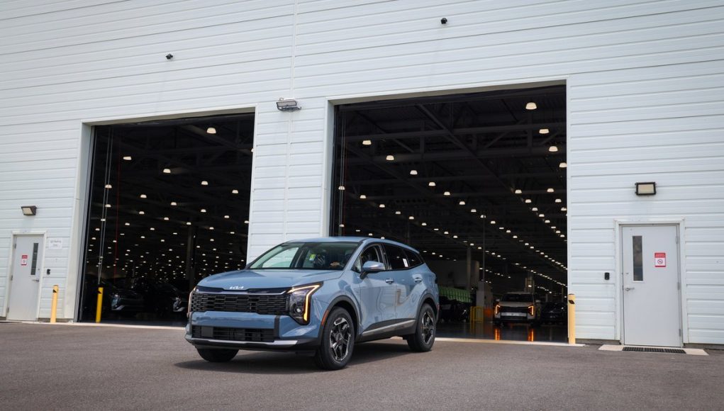 2026 Kia Sportage Hybrid: My HEV vs PHEV Buyer Math image 1 2026 Kia Sportage Hybrid front three-quarter