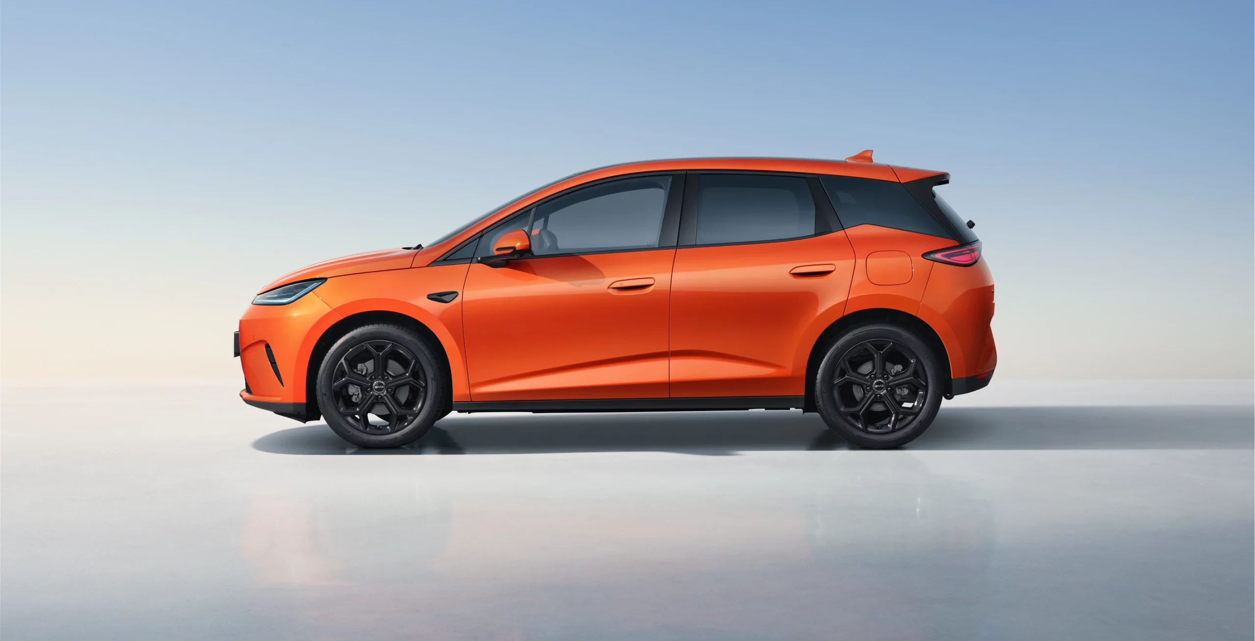 BYD Dolphin G DM-i side profile