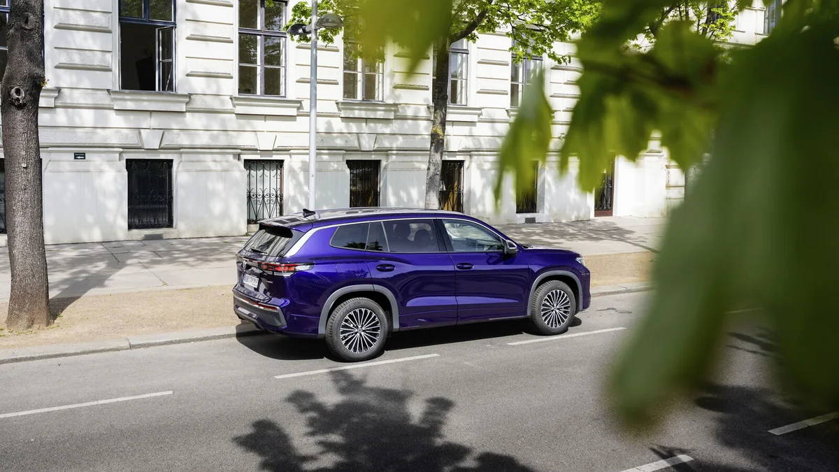 Volkswagen Tayron side profile official image