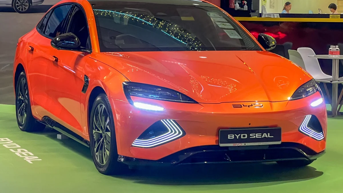 Buying Guide for Cars Around 1.3 Billion VND: BYD Seal 2024 vs. Honda HR-V RS 2023